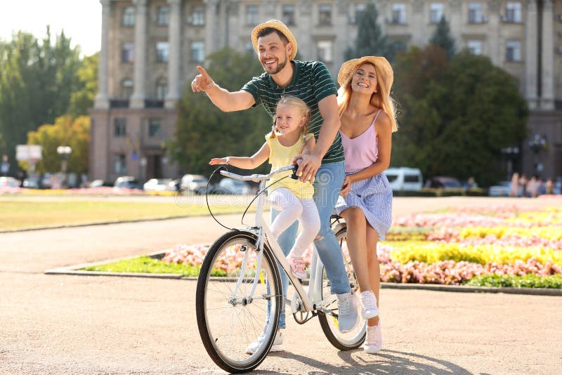 Szczęśliwy rodzinny jeździecki bicykl outdoors obraz stock Szczęśliwy rodzinny jeździecki bicykl outdoors obraz stock