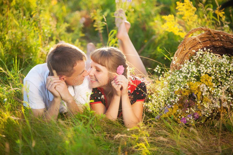 Szczęśliwy rodzinny mieć zabawę w lato łące outdoors zdjęcia royalty free Szczęśliwy rodzinny mieć zabawę w lato łące outdoors zdjęcia royalty free