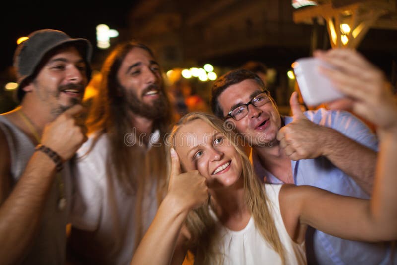 Szczęśliwy selfie przyjaciele przy nocą fotografia royalty free Szczęśliwy selfie przyjaciele przy nocą fotografia royalty free