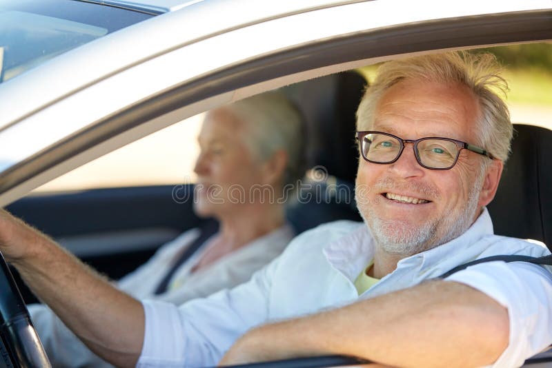 Szczęśliwy starszy pary jeżdżenie w samochodzie