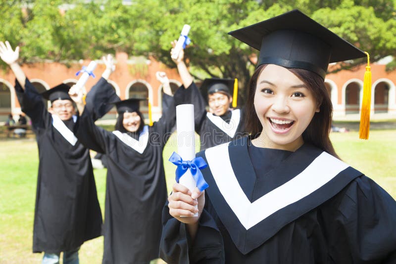 Szczęśliwy szkoła wyższa absolwent trzyma dyplom z przyjaciółmi