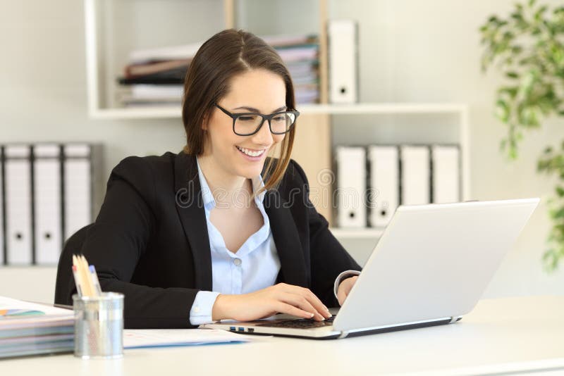 Szczęśliwy urzędnik z eyeglasses pracuje online obrazy royalty free