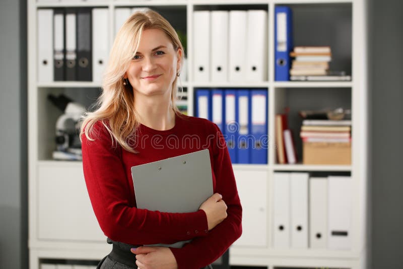 Szczęśliwy uśmiechnięty blond bizneswomanu holdig fotografia royalty free Szczęśliwy uśmiechnięty blond bizneswomanu holdig fotografia royalty free