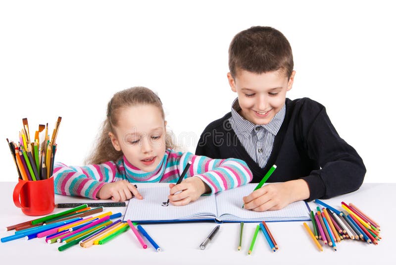 Szczęśliwy śmieszny dzieciaka remis Chłopiec i dziewczyna remisów ołówki budynku pojęcia twórczości ręki lego izolować izoluje