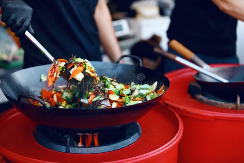 Szef kuchni Gotuje Tajlandzkiego naczynia zbliżenie Przy Ulicznym Karmowym festiwalem zdjęcie stock Szef kuchni Gotuje Tajlandzkiego naczynia zbliżenie Przy Ulicznym Karmowym festiwalem zdjęcie stock