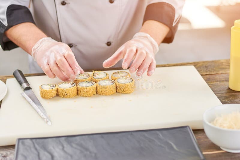 Szef kuchni ręki dotyka rolki unagi furay obrazy royalty free Szef kuchni ręki dotyka rolki unagi furay obrazy royalty free