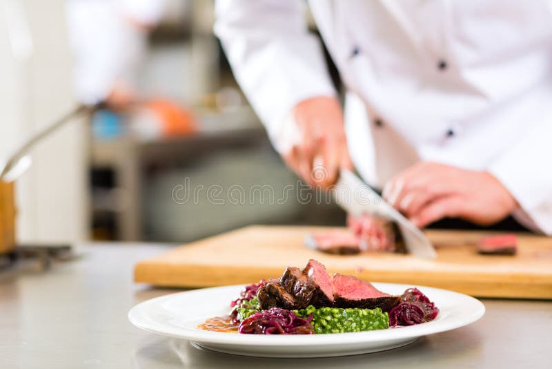 Szef kuchni w restauracyjnym kuchennym narządzania jedzeniu