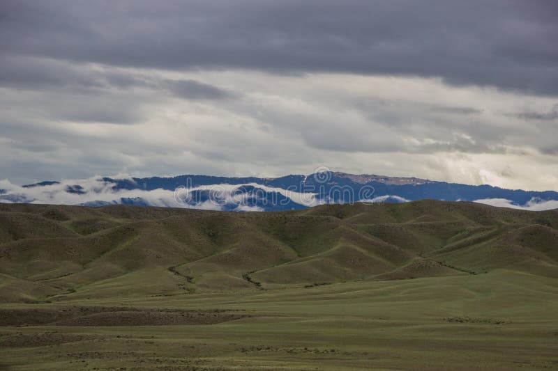 Szene der Steppe und der mountaints auf einem Hintergrund, Kasachstan stockfoto Szene der Steppe und der mountaints auf einem Hintergrund, Kasachstan stockfoto