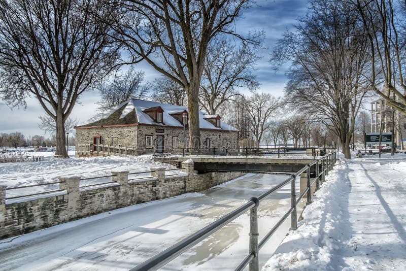 Szene des Fluss-verschneiten Winters stockfotografie Szene des Fluss-verschneiten Winters stockfotografie
