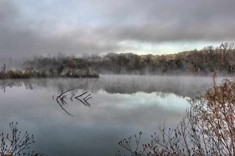 Szene des frühen Morgens auf einem kleinen See stockbild Szene des frühen Morgens auf einem kleinen See stockbild
