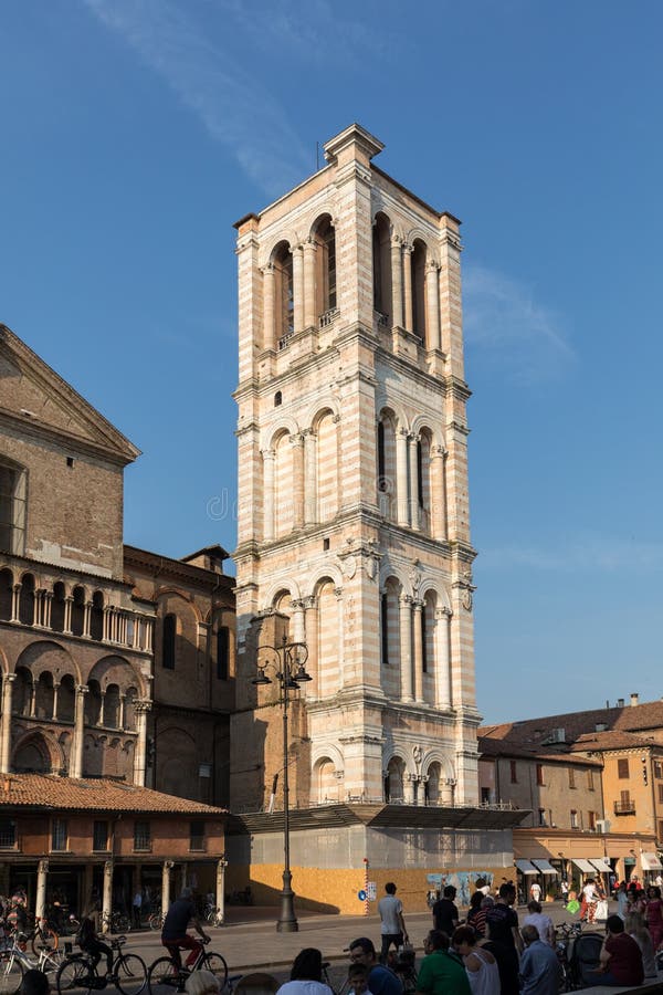 Szene des Marktplatzes Trento e Triest und der Kathedralenturm, mit Einheimischem und Touristen, in Ferrara, Emilia-Romagna, Ital lizenzfreie stockfotografie Szene des Marktplatzes Trento e Triest und der Kathedralenturm, mit Einheimischem und Touristen, in Ferrara, Emilia-Romagna, Ital lizenzfreie stockfotografie