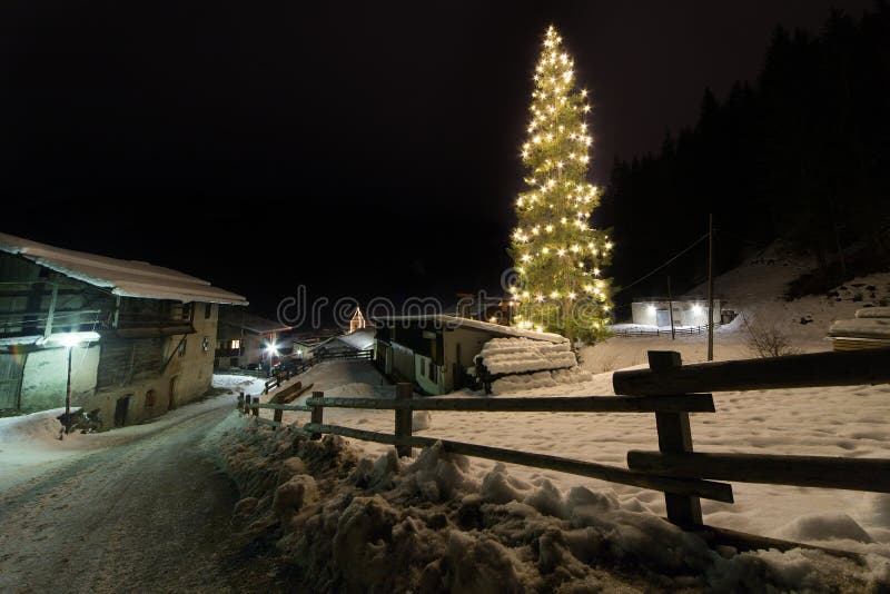 Szene des verschneiten Winters einer Kabine im Abstand nachts lizenzfreie stockfotografie Szene des verschneiten Winters einer Kabine im Abstand nachts lizenzfreie stockfotografie