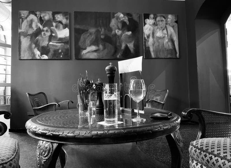 Szene in einem Café mit antiken Möbeln und Kunst lizenzfreie stockfotografie Szene in einem Café mit antiken Möbeln und Kunst lizenzfreie stockfotografie