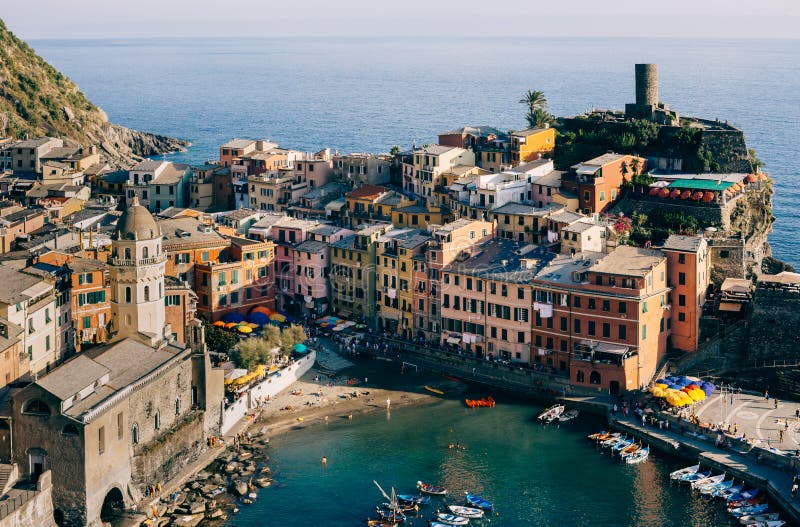 Szenische Ansicht des bunten Dorfs Vernazza in Cinque Terre, Italien stockfotos Szenische Ansicht des bunten Dorfs Vernazza in Cinque Terre, Italien stockfotos