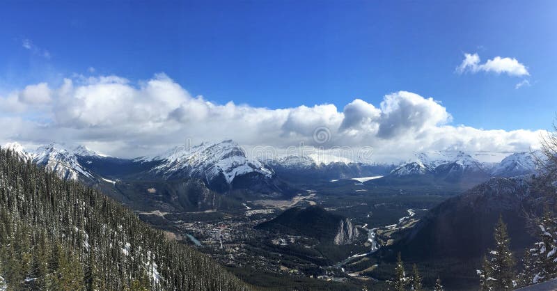 Szenische Ansicht von Banff, von Bogen-Fluss u. von Kanadier Rocky Mountains vom Schwefel-Berg, Nationalpark Banffs stockbild Szenische Ansicht von Banff, von Bogen-Fluss u. von Kanadier Rocky Mountains vom Schwefel-Berg, Nationalpark Banffs stockbild