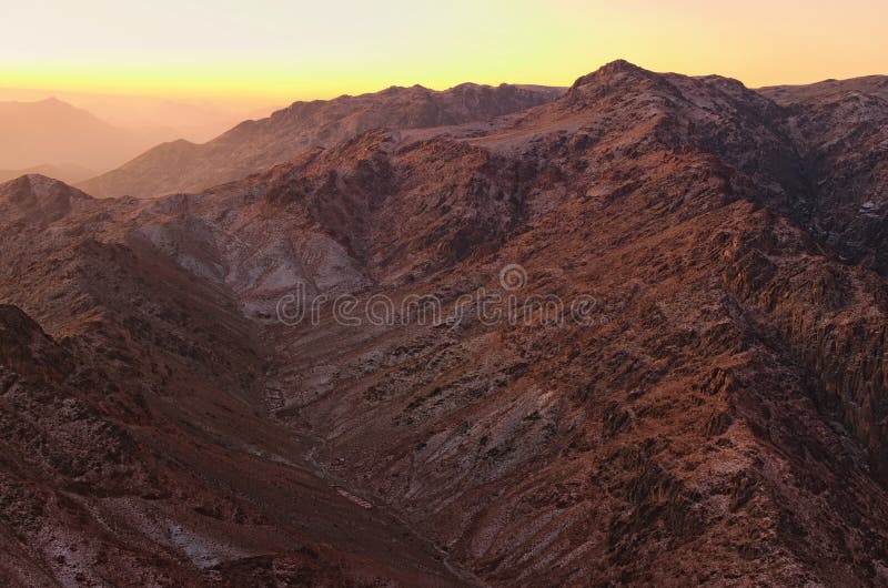 Szenische Landschaft in den Bergen bei Sonnenaufgang Überraschende Ansicht vom Berg Sinai-Berg Horeb, Gabal Musa, Moses Mount stockfotografie Szenische Landschaft in den Bergen bei Sonnenaufgang Überraschende Ansicht vom Berg Sinai-Berg Horeb, Gabal Musa, Moses Mount stockfotografie