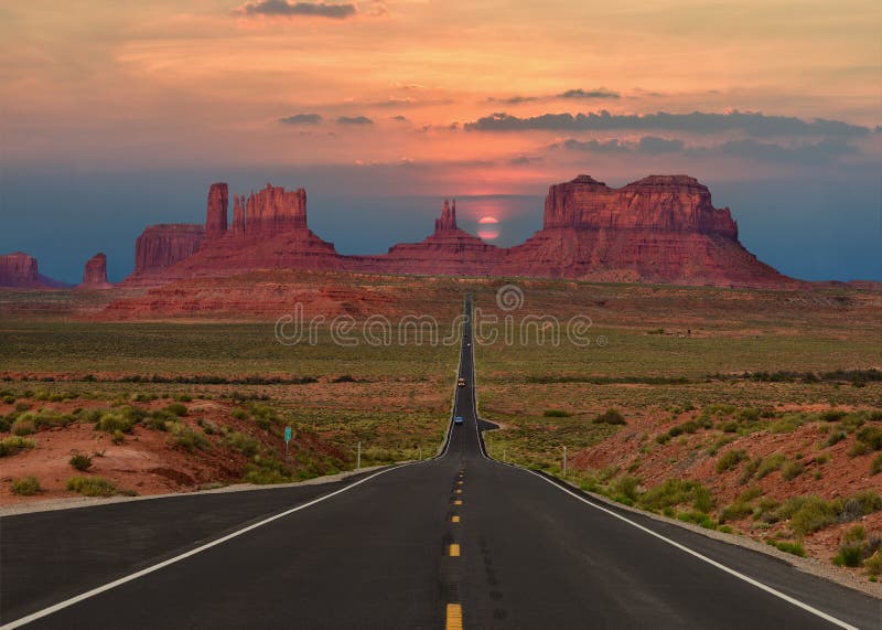 Szenische Landstraße im Monument-Tal-Stammes- Park in Arizona-Utah-Grenze, U S A Am Sonnenuntergang