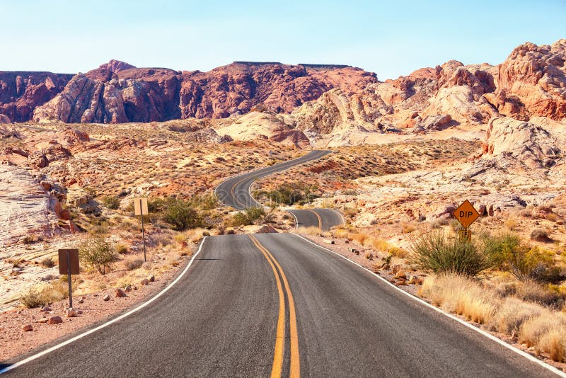 Szenische Straße im Tal des Feuer-Nationalparks, Nevada, Vereinigte Staaten stockfotografie Szenische Straße im Tal des Feuer-Nationalparks, Nevada, Vereinigte Staaten stockfotografie
