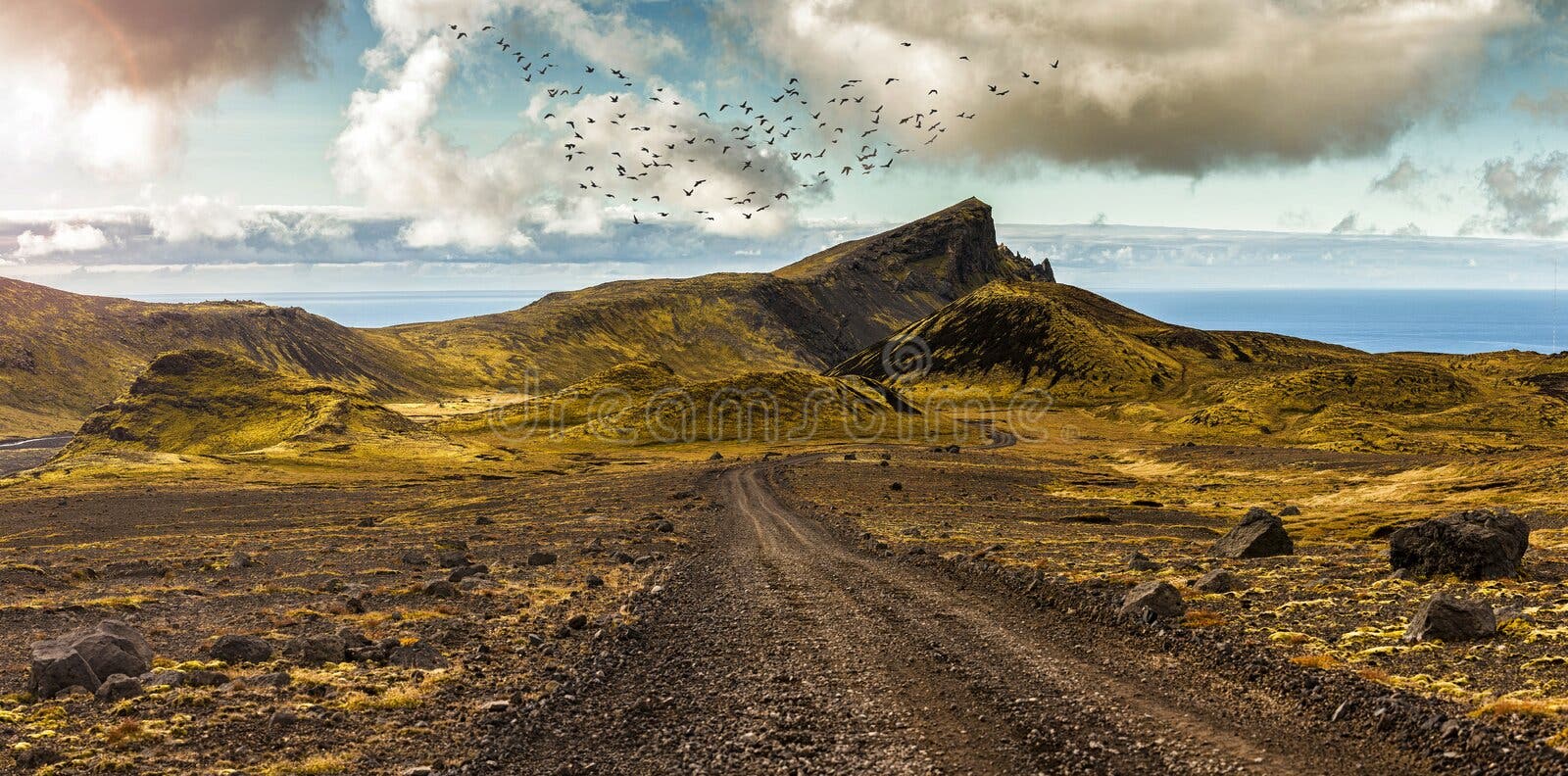 Szenische Straße und surreale Landschaft an den Hochländern der Snaefellsnes-Halbinsel stockfotografie Szenische Straße und surreale Landschaft an den Hochländern der Snaefellsnes-Halbinsel stockfotografie