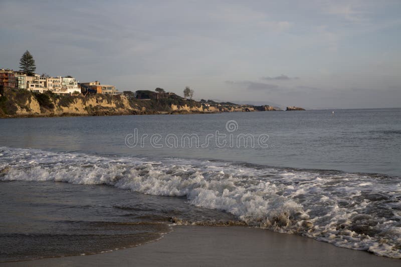 Szenische Wellen und Wolken des Newport-Strandlandschaftpazifischen ozeans lizenzfreie stockfotos Szenische Wellen und Wolken des Newport-Strandlandschaftpazifischen ozeans lizenzfreie stockfotos