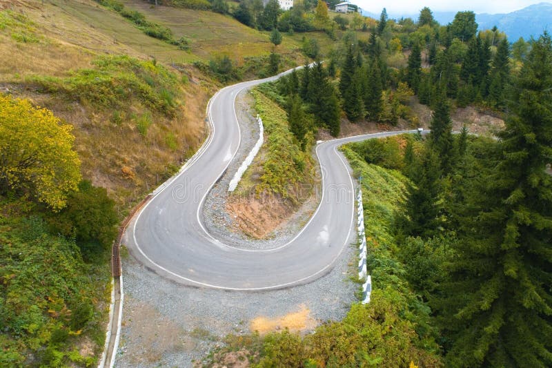 Szenische wickelnde Gebirgsstraße in Georgia stockfoto Szenische wickelnde Gebirgsstraße in Georgia stockfoto