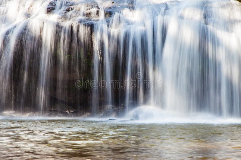 Szenischer Wasserfall der Nahaufnahme, der auf Stein, Thailand fließt lizenzfreie stockfotografie Szenischer Wasserfall der Nahaufnahme, der auf Stein, Thailand fließt lizenzfreie stockfotografie