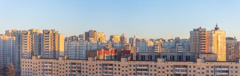 Szeroki panorama widok mieszkaniowi wieżowowie w wieczór przy zmierzchem, fotografia royalty free Szeroki panorama widok mieszkaniowi wieżowowie w wieczór przy zmierzchem, fotografia royalty free