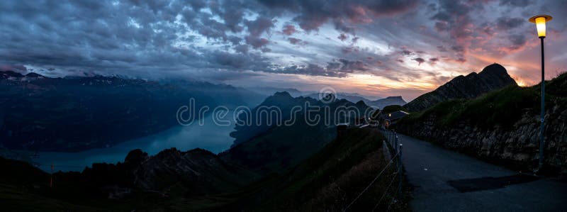 szeroki panorama widok pasmo górskie podczas dramatycznego snuset od brienzer rothorn w szwajcarskich alps fotografia royalty free szeroki panorama widok pasmo górskie podczas dramatycznego snuset od brienzer rothorn w szwajcarskich alps fotografia royalty free