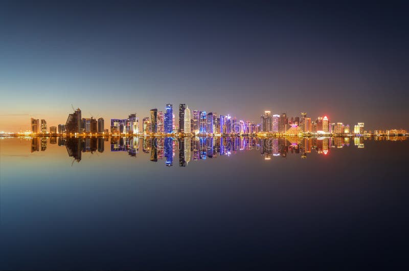 Szeroki panoramiczny widok iluminujący linia horyzontu Doha w Katar obraz stock