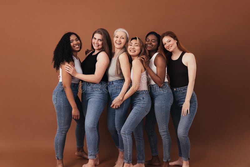 Sześć kobiet w różnym wieku i różnego rodzaju ciała uśmiechają się i śmieją się na brązowym tle