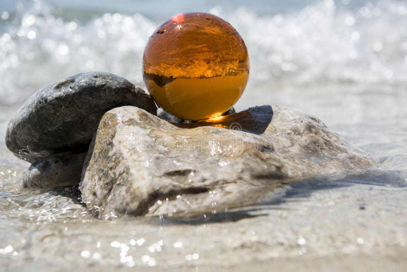 Szklana kula na plaży. słoneczny letni dzień. abstrakcyjne zdjęcie wakacji letnich