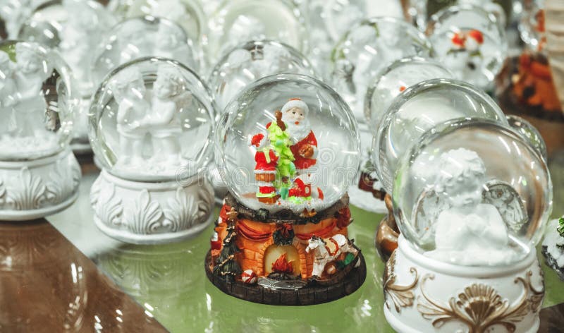 Szklani boże narodzenia bawją się, pamiątki - snowballs na kontuarze boże narodzenia wprowadzać na rynek obrazy stock Szklani boże narodzenia bawją się, pamiątki - snowballs na kontuarze boże narodzenia wprowadzać na rynek obrazy stock