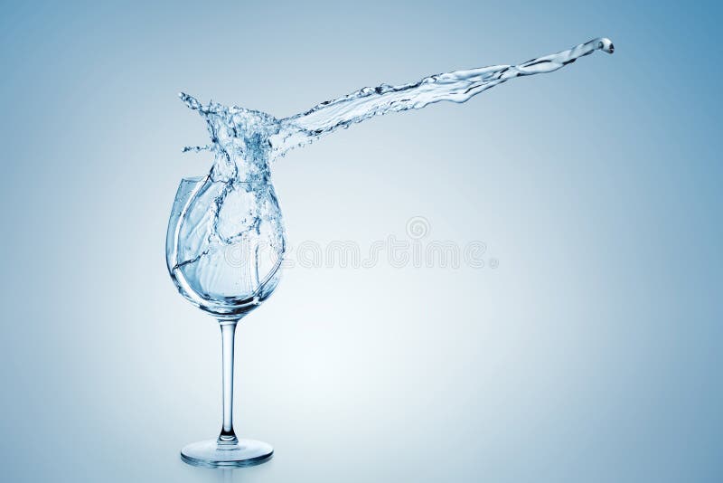 szklany pluśnięcia wody wino obraz stock szklany pluśnięcia wody wino obraz stock