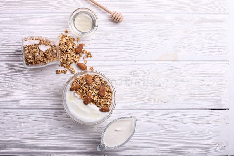 Szklany puchar z Greckim jogurtem i mieszanymi dokrętkami Zdrowa jarska proteina - bogata dieta, domowej roboty granola śniadanie obrazy stock Szklany puchar z Greckim jogurtem i mieszanymi dokrętkami Zdrowa jarska proteina - bogata dieta, domowej roboty granola śniadanie obrazy stock