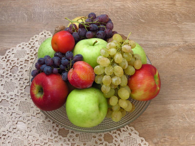 Szklany puchar świeża organicznie jesieni owoc na szydełkowym stołowym płótnie i dębowy drewno zgłaszamy tło obraz royalty free Szklany puchar świeża organicznie jesieni owoc na szydełkowym stołowym płótnie i dębowy drewno zgłaszamy tło obraz royalty free