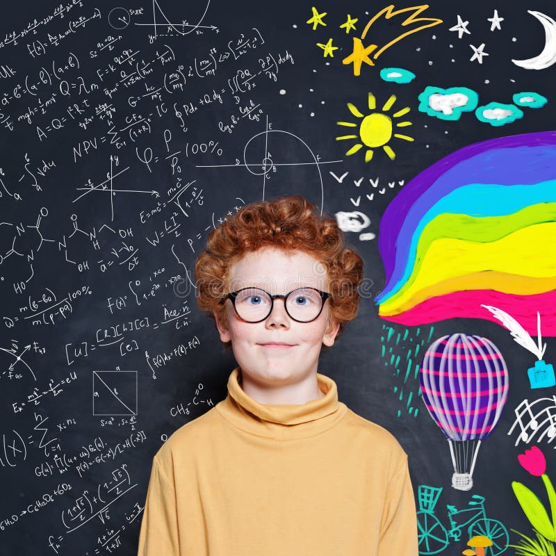 Szkolna chłopiec w szkłach na blackboard tle z matematyk formułami i sztuka wzorem zdjęcie royalty free