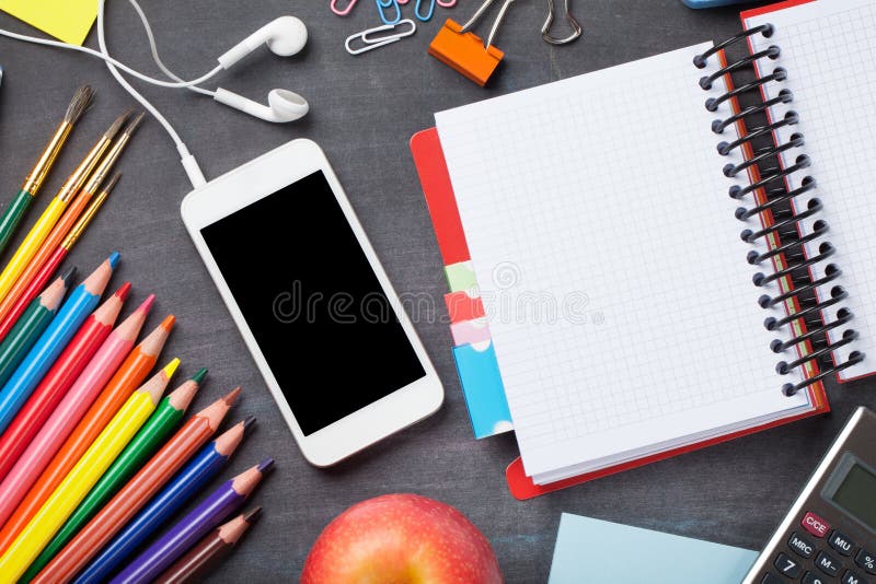 Szkolne dostawy na blackboard tle zdjęcia stock Szkolne dostawy na blackboard tle zdjęcia stock