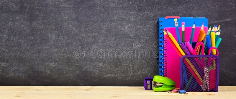 Szkolne dostawy na drewnianym biurku z chalkboard tłem tylna szko?y kosmos kopii sztandar zdjęcia royalty free Szkolne dostawy na drewnianym biurku z chalkboard tłem tylna szko?y kosmos kopii sztandar zdjęcia royalty free