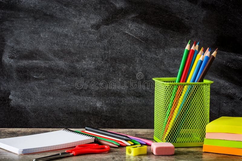 Szkolne dostawy na drewnianym stołu i blackboard tle tylna koncepcji do szkoły zdjęcie stock Szkolne dostawy na drewnianym stołu i blackboard tle tylna koncepcji do szkoły zdjęcie stock