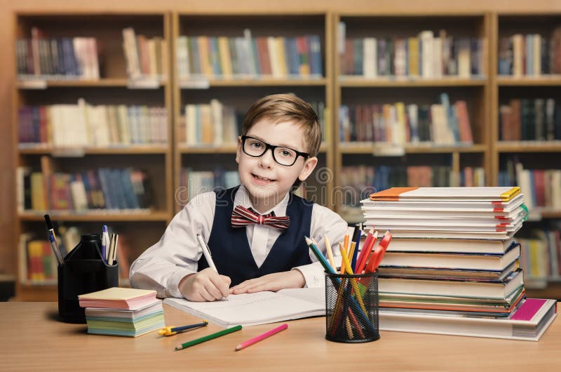 Szkolny dzieciaka studiowanie w bibliotece, dziecka Writing książka, Odkłada obraz stock Szkolny dzieciaka studiowanie w bibliotece, dziecka Writing książka, Odkłada obraz stock