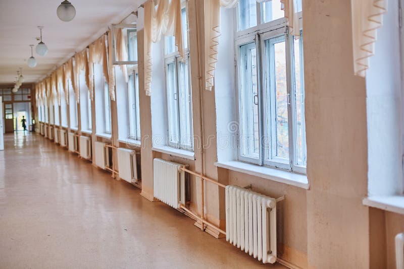 Szkoła, edukacja i uczenie pojęcie, - opróżnia szkolnego korytarz obraz stock