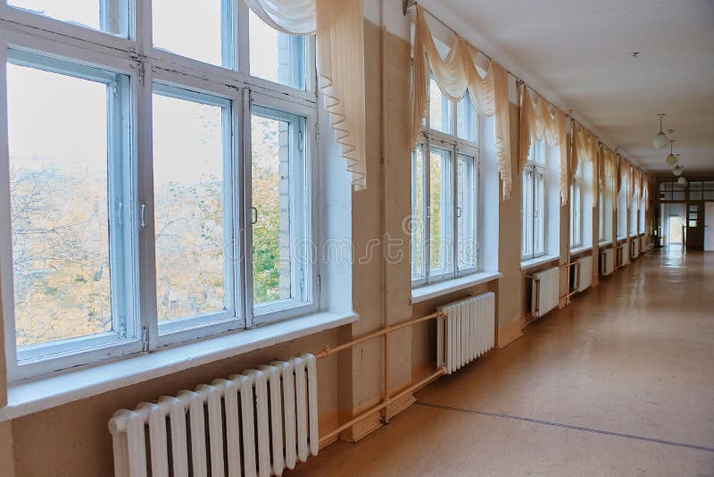 Szkoła, edukacja i uczenie pojęcie, - opróżnia szkolnego korytarz obraz stock