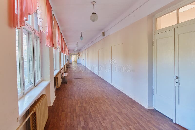 Szkoła, edukacja i uczenie pojęcie, - opróżnia szkolnego korytarz zdjęcia stock