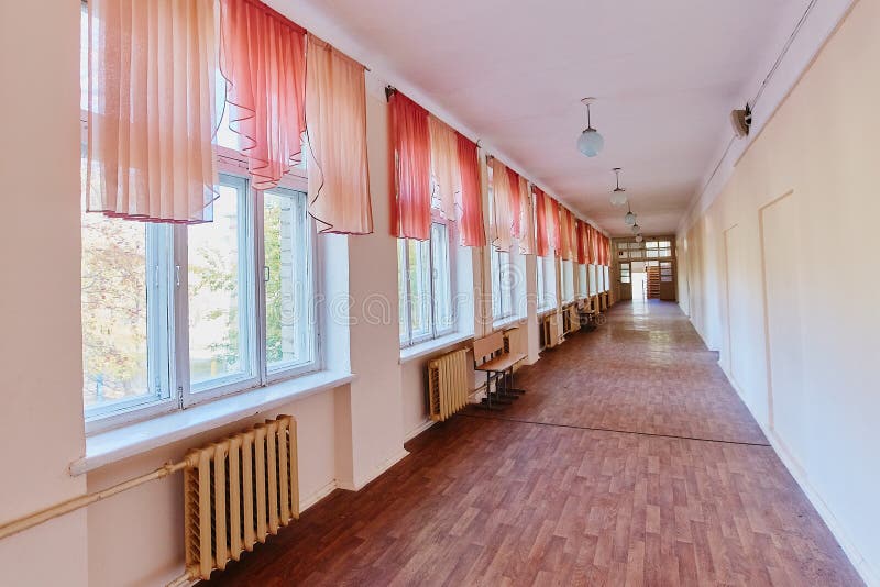 Szkoła, edukacja i uczenie pojęcie, - opróżnia szkolnego korytarz obraz royalty free