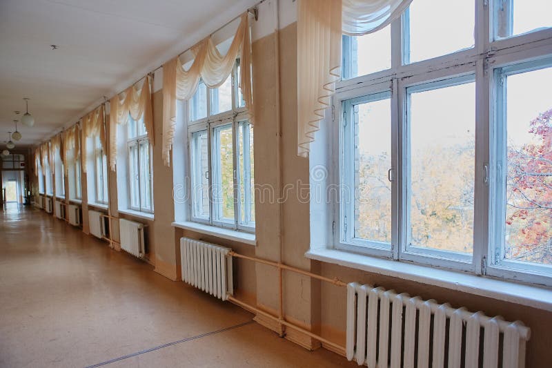 Szkoła, edukacja i uczenie pojęcie, - opróżnia szkolnego korytarz fotografia royalty free