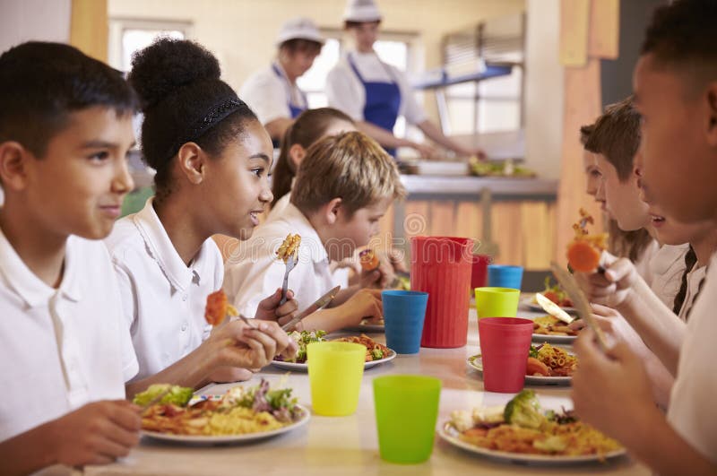 Szkoła podstawowa dzieciaki jedzą lunch w szkolnym bufecie, zamykają up