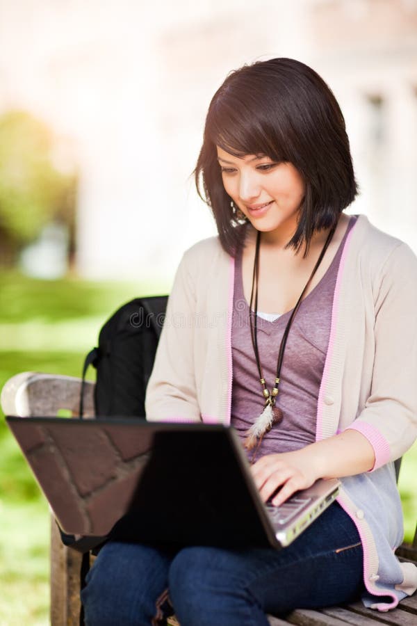 szkoła wyższa laptop mieszający biegowy uczeń zdjęcia stock szkoła wyższa laptop mieszający biegowy uczeń zdjęcia stock