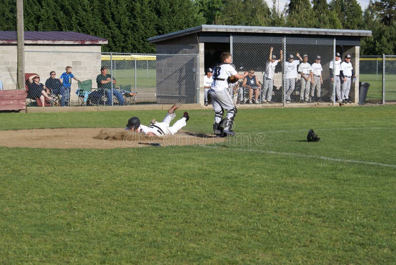 Szkoła średnia gracza baseballa łasowania brud zdjęcia stock Szkoła średnia gracza baseballa łasowania brud zdjęcia stock