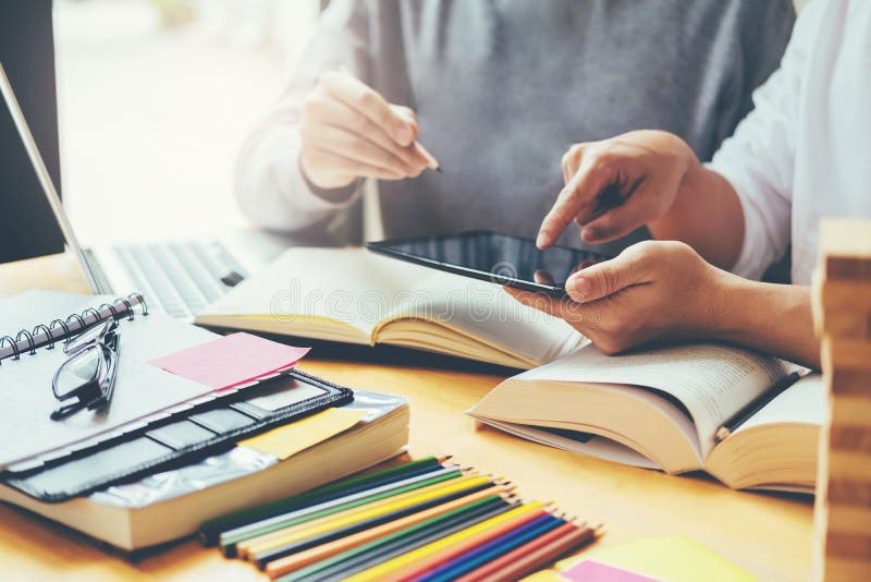 Szkoła średnia, studenci collegu lub. Szkoła średnia, studenci collegu w bibliotece lub