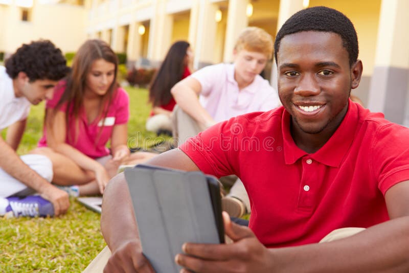 Szkoła Średnia ucznie Studiuje Outdoors Na kampusie zdjęcie stock Szkoła Średnia ucznie Studiuje Outdoors Na kampusie zdjęcie stock